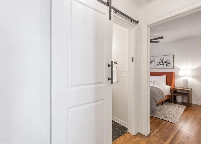 Trendy In | King Bed • Expo • Tu • Downtown Holiday home