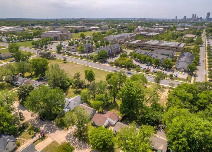 Trendy In | King Bed • Expo • Tu • Downtown * Tulsa