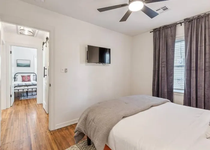 Holiday home Trendy In | King Bed • Expo • Tu • Downtown *