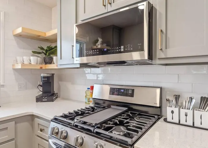 Holiday home Trendy In | King Bed • Expo • Tu • Downtown Tulsa