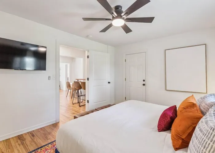 Holiday home Trendy In | King Bed • Expo • Tu • Downtown *