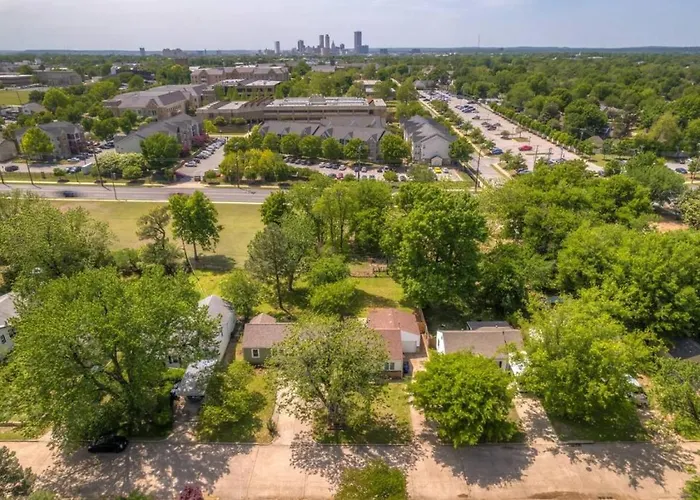 Trendy In | King Bed • Expo • Tu • Downtown Holiday home Tulsa