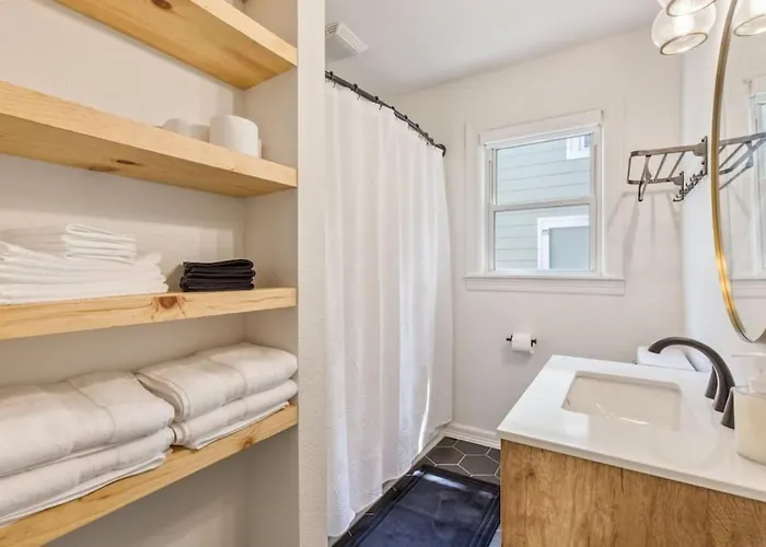 Holiday home Trendy In | King Bed • Expo • Tu • Downtown Tulsa
