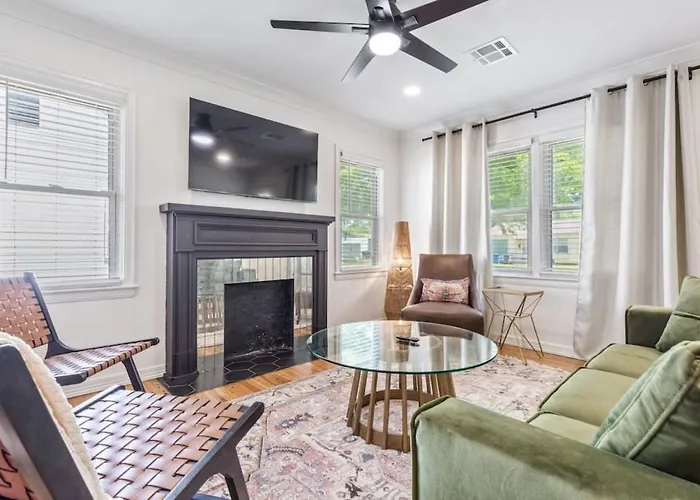 Trendy In | King Bed • Expo • Tu • Downtown Holiday home Tulsa