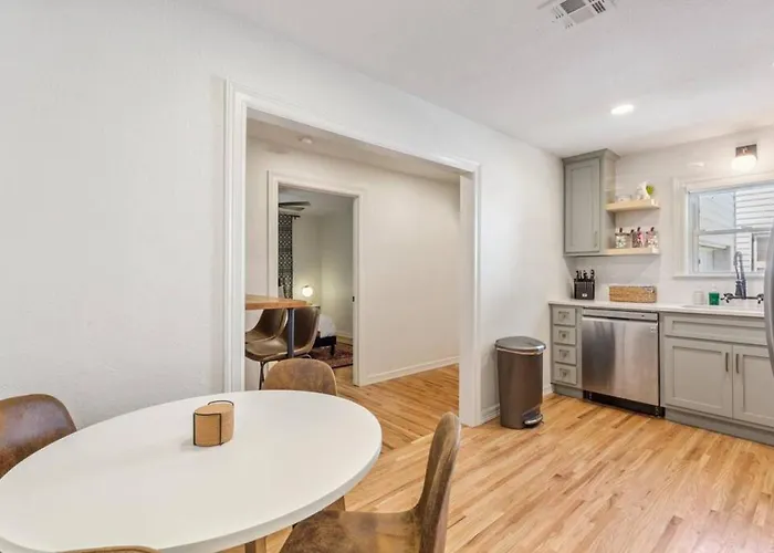 Holiday home Trendy In | King Bed • Expo • Tu • Downtown *