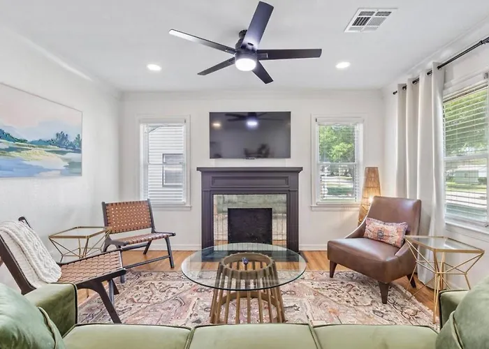 Holiday home Trendy In | King Bed • Expo • Tu • Downtown Tulsa