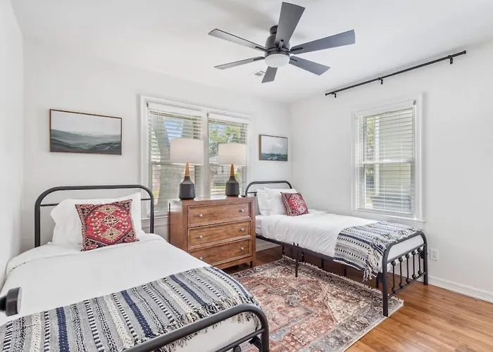 Trendy In | King Bed • Expo • Tu • Downtown * Tulsa