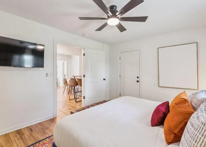 Holiday home Trendy In | King Bed • Expo • Tu • Downtown Tulsa