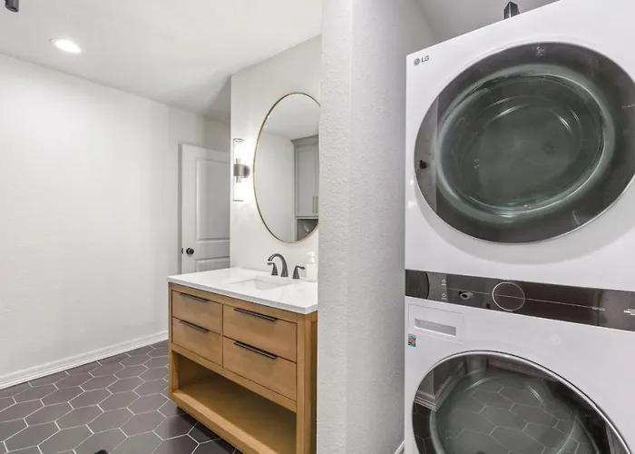 Holiday home Trendy In | King Bed • Expo • Tu • Downtown Tulsa