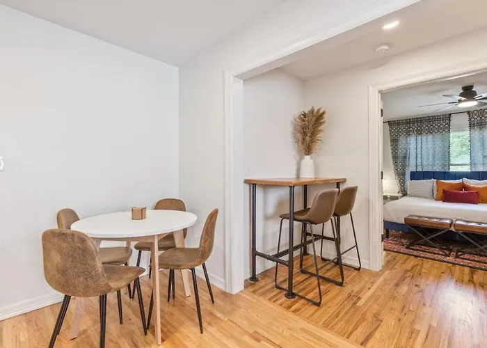 Trendy In | King Bed • Expo • Tu • Downtown Holiday home *